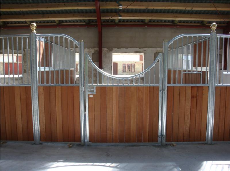 Gulliksen front, skillevægge med 150cm træ og standard foderskjul