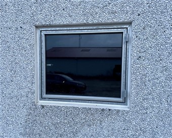 Staldvindue højre hængslet kan åbnes både i kip for god ventilation og åbnes helt. Leveres med eller uden gitter.